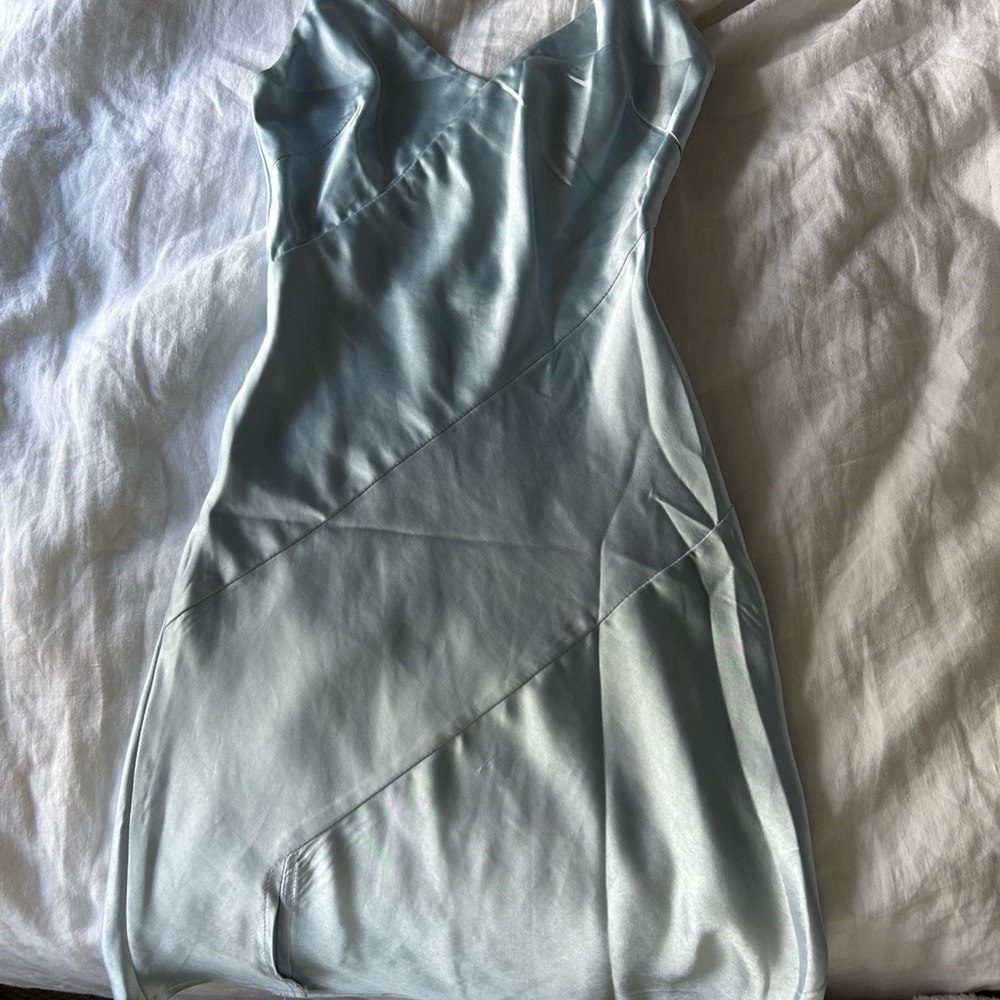 Super cute dress. ive worn it once it does have a little wear on the side.